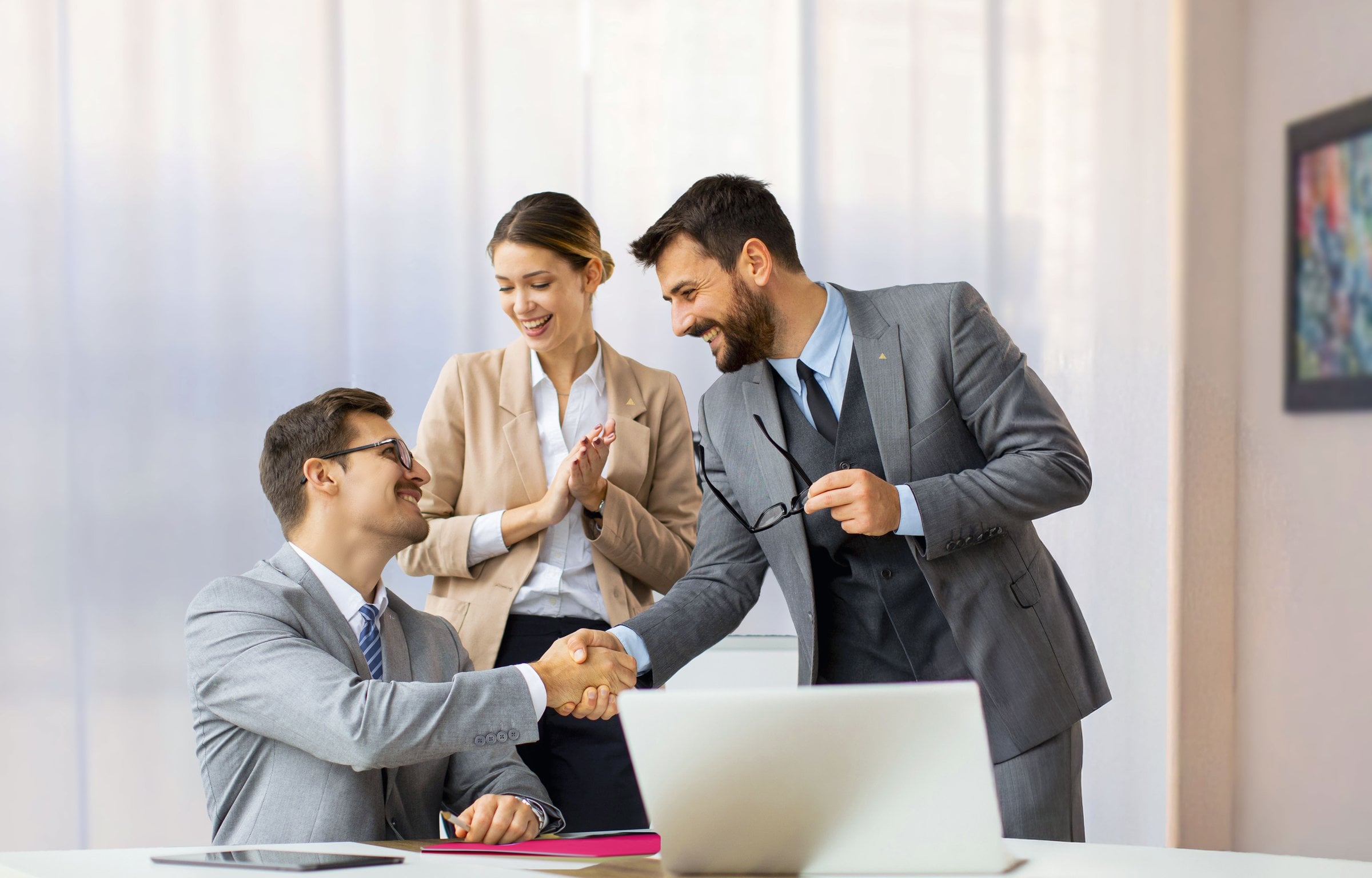 Lavora con noi in agenzia immobiliare: stretta di mano tra giovani professionisti e consulenti per il raggiungimento di obiettivi comuni.